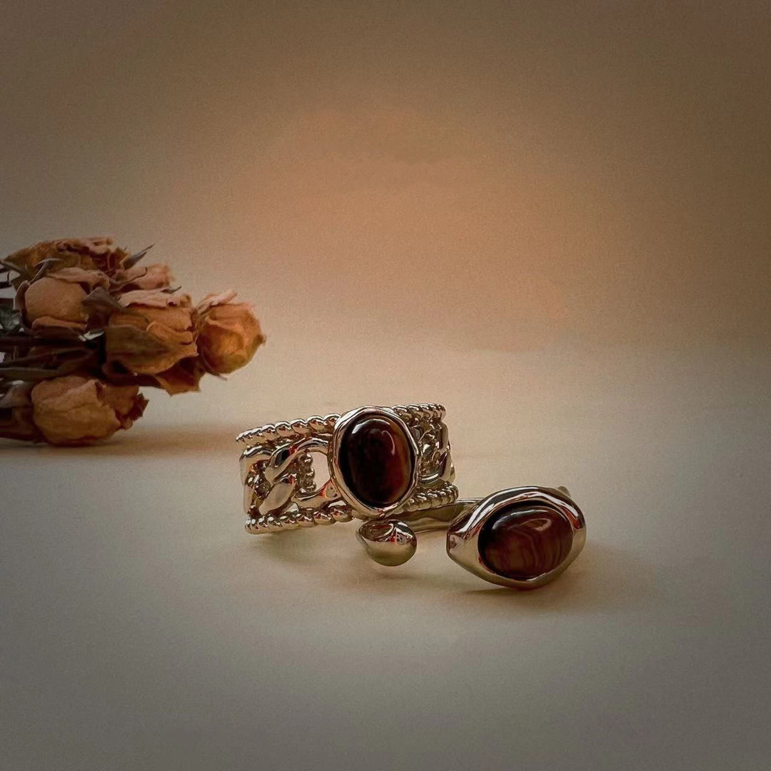 Anillo ajustable de cobre bañado en plata con ojo de tigre de Olivenorma