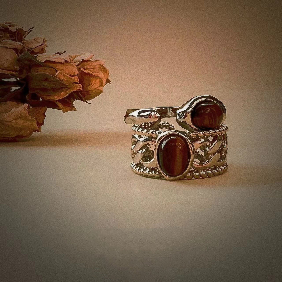 Anillo ajustable de cobre bañado en plata con ojo de tigre de Olivenorma