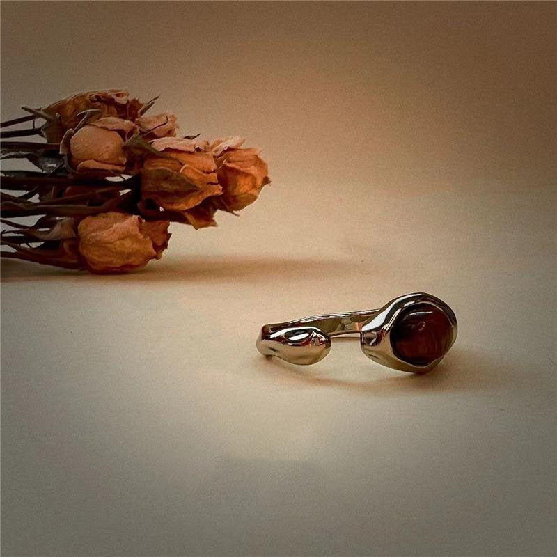 Anillo ajustable de cobre bañado en plata con ojo de tigre de Olivenorma