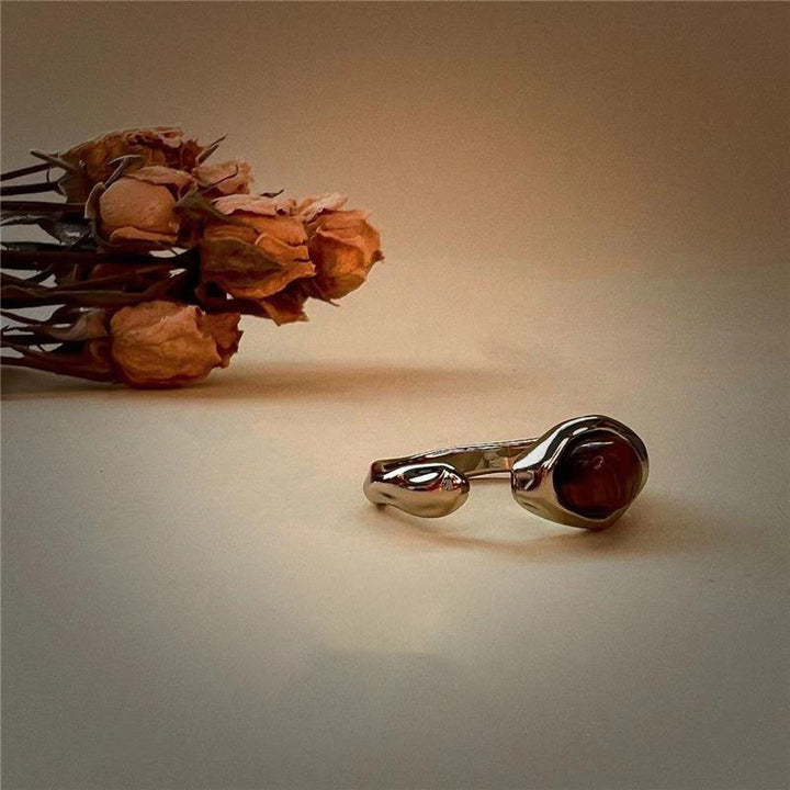 Anillo ajustable de cobre bañado en plata con ojo de tigre de Olivenorma