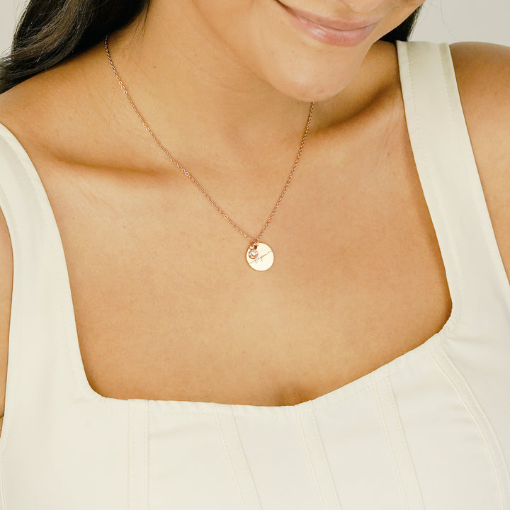 Collar con piedra natal grabada redonda de Olivenorma