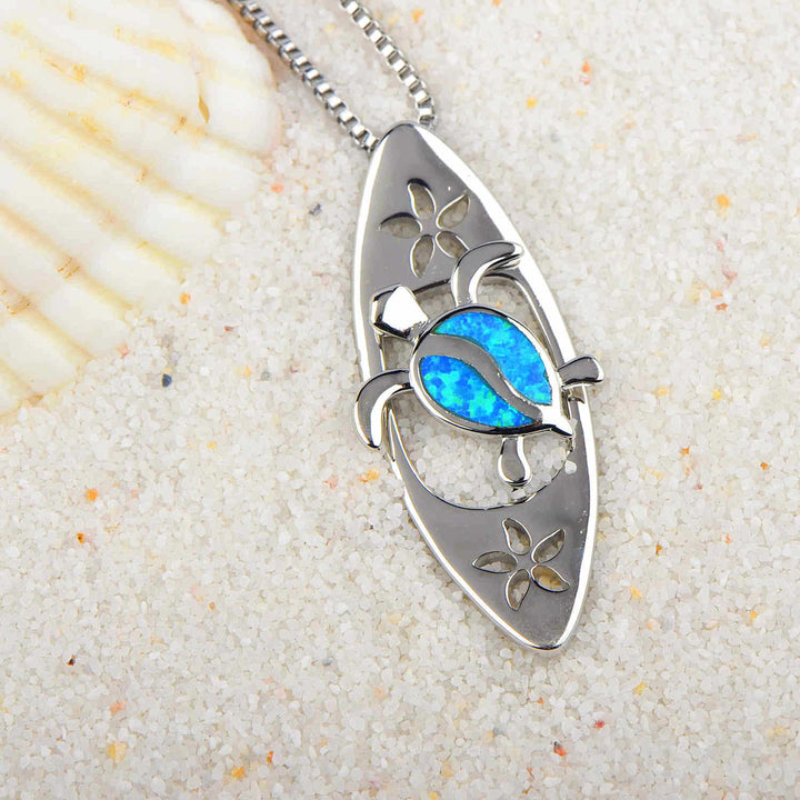 Collar con colgante de tortuga y tabla de surf con ópalo azul de Olivenorma