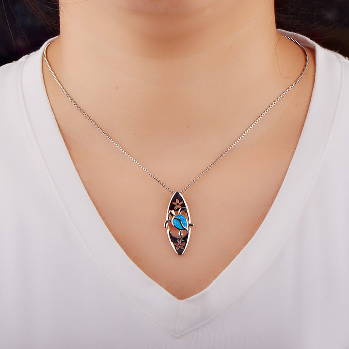 Collar con colgante de tortuga y tabla de surf con ópalo azul de Olivenorma