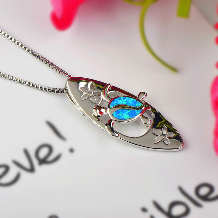 Collar con colgante de tortuga y tabla de surf con ópalo azul de Olivenorma