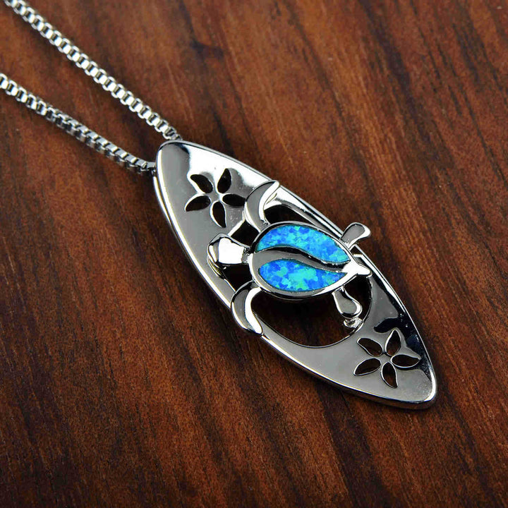 Collar con colgante de tortuga y tabla de surf con ópalo azul de Olivenorma