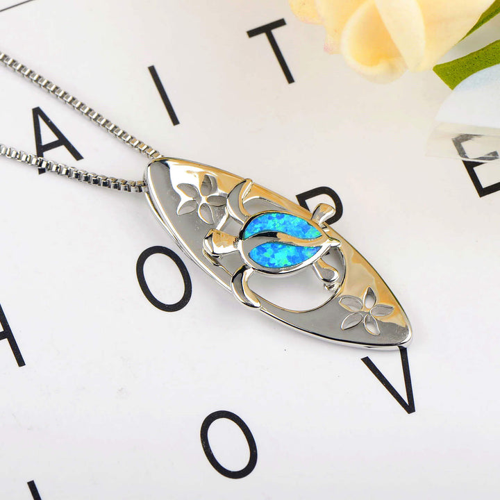 Collar con colgante de tortuga y tabla de surf con ópalo azul de Olivenorma