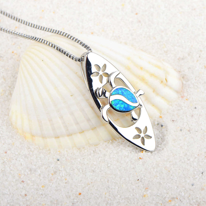 Collar con colgante de tortuga y tabla de surf con ópalo azul de Olivenorma