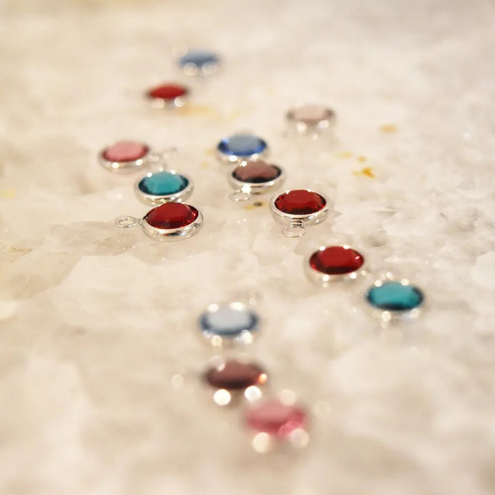 Pulsera retráctil con piedra natal grabada y disco personalizado de Olivenorma 