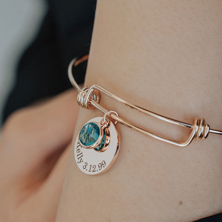 Pulsera retráctil con piedra natal grabada y disco personalizado de Olivenorma 