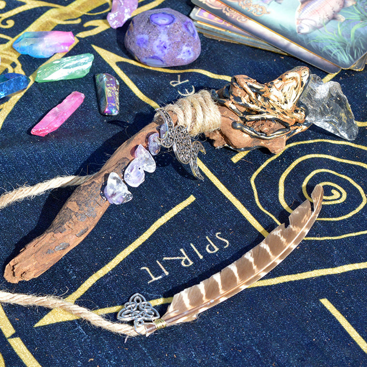 Accesorios con nudos celtas y ramas extrañas de Olivenorma Varitas de cristal de bruja