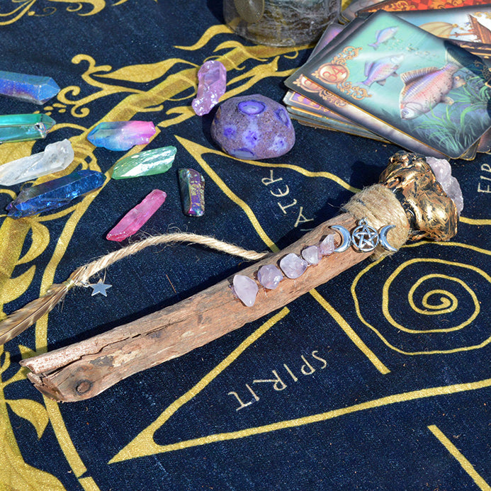 Accesorios con nudos celtas y ramas extrañas de Olivenorma Varitas de cristal de bruja