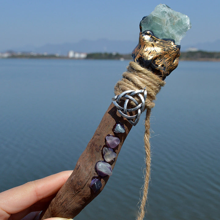 Accesorios con nudos celtas y ramas extrañas de Olivenorma Varitas de cristal de bruja