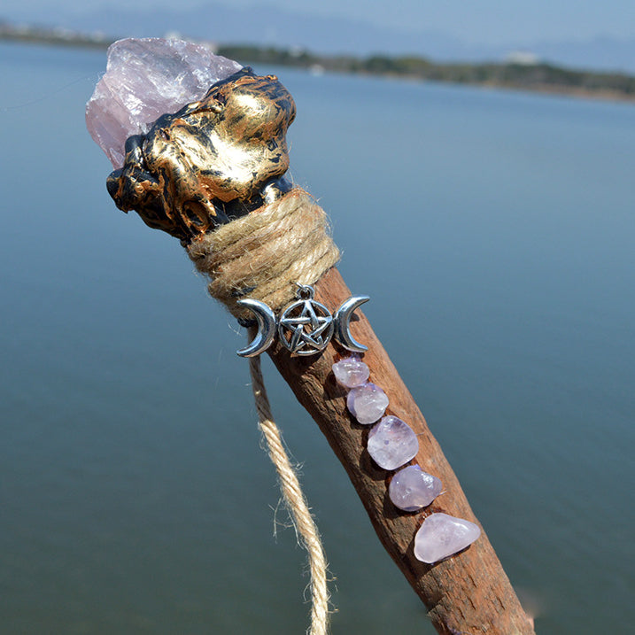 Accesorios con nudos celtas y ramas extrañas de Olivenorma Varitas de cristal de bruja