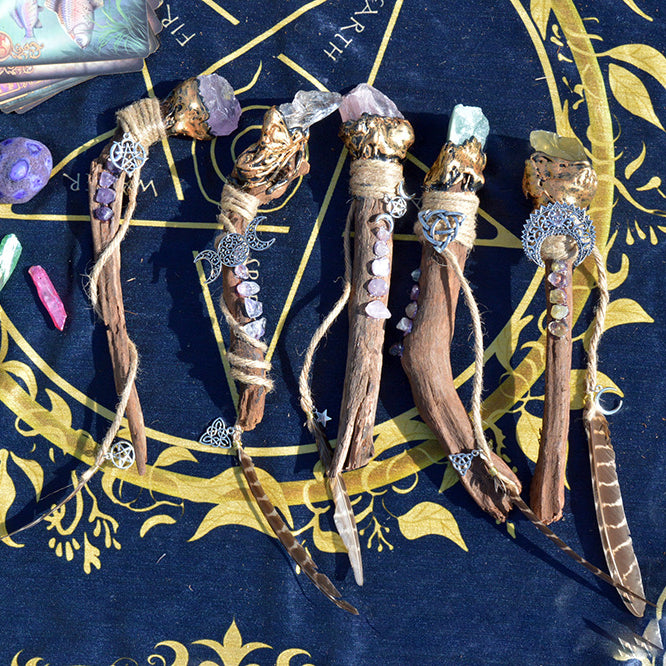 Accesorios con nudos celtas y ramas extrañas de Olivenorma Varitas de cristal de bruja