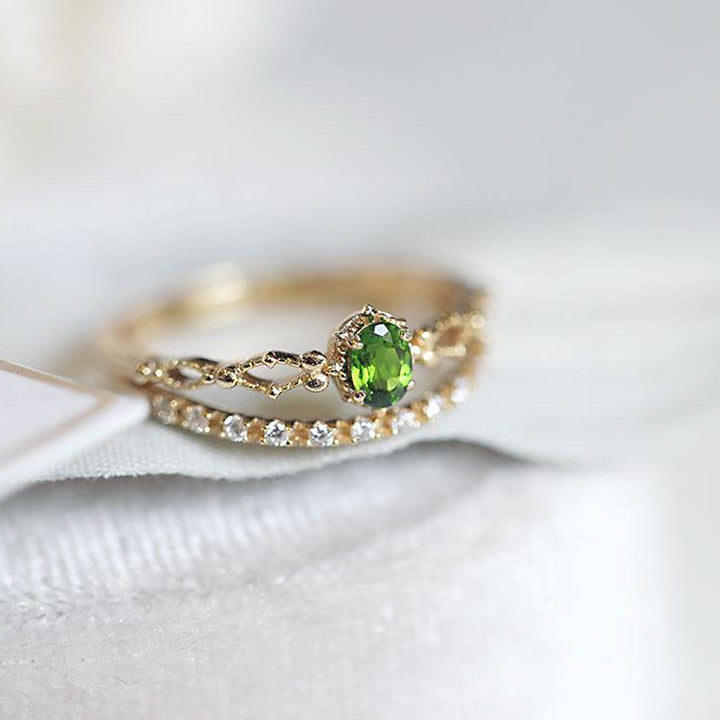 Olivenorma "Diosa de la Radiancia": elegante anillo apilable con incrustaciones de peridoto