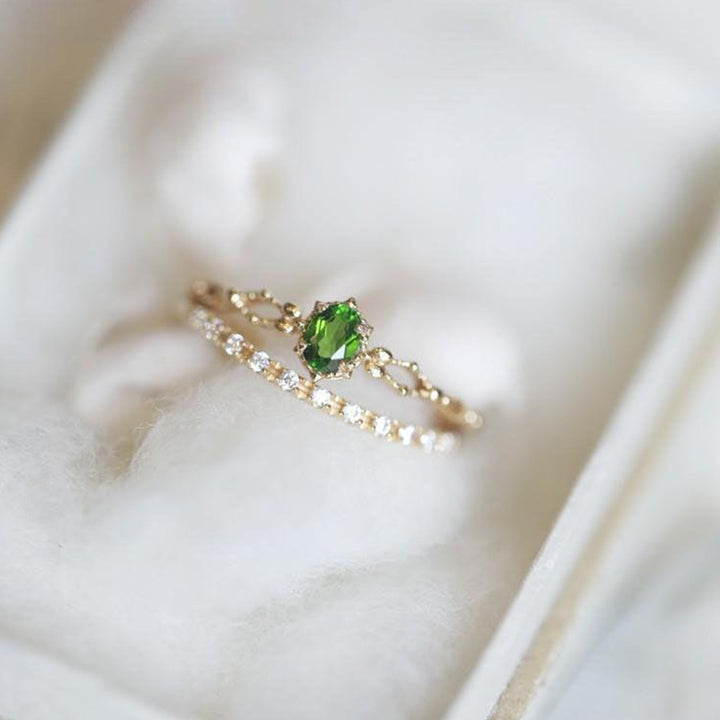 Olivenorma "Diosa de la Radiancia": elegante anillo apilable con incrustaciones de peridoto