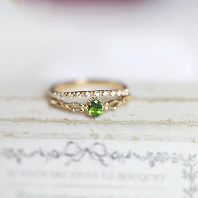 Olivenorma "Diosa de la Radiancia": elegante anillo apilable con incrustaciones de peridoto