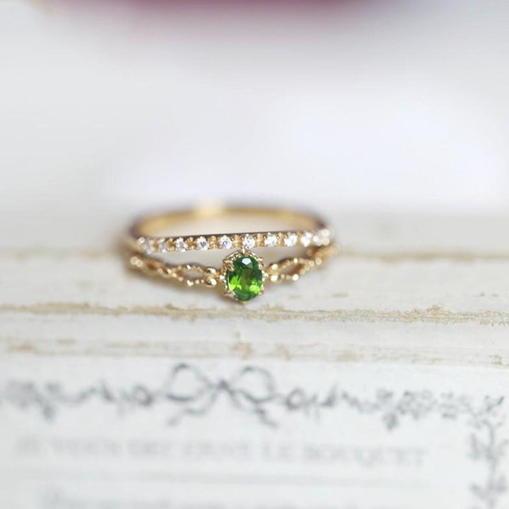 Olivenorma "Diosa de la Radiancia": elegante anillo apilable con incrustaciones de peridoto