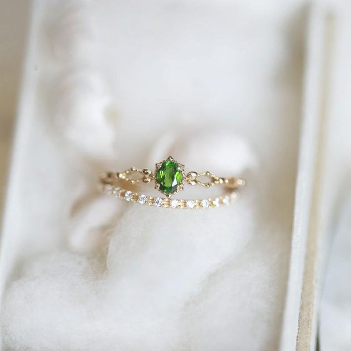 Olivenorma "Diosa de la Radiancia": elegante anillo apilable con incrustaciones de peridoto