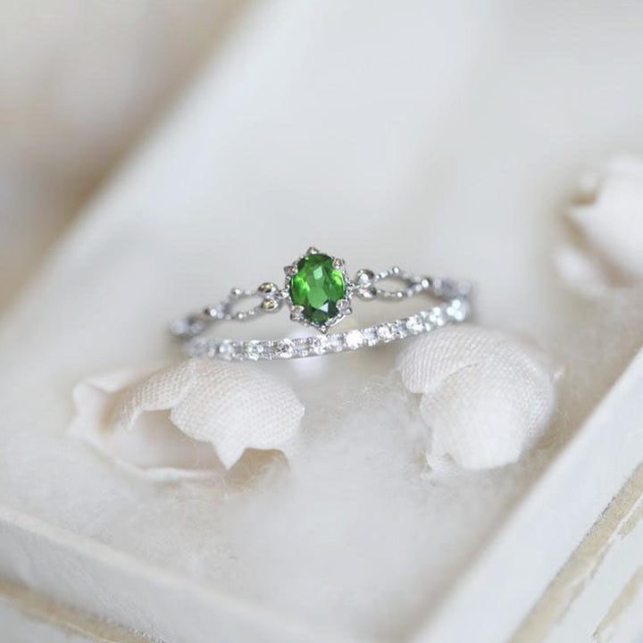 Olivenorma "Diosa de la Radiancia": elegante anillo apilable con incrustaciones de peridoto