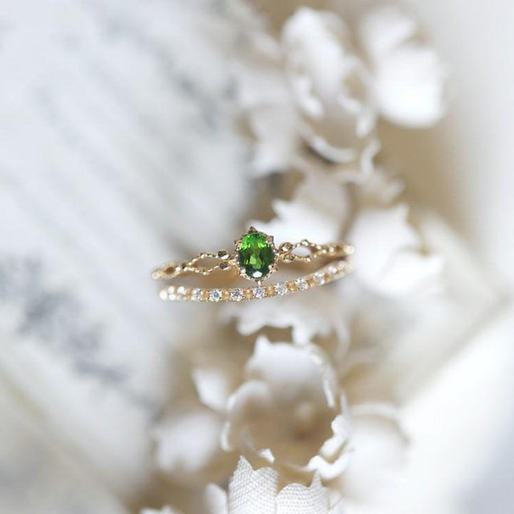 Olivenorma "Diosa de la Radiancia": elegante anillo apilable con incrustaciones de peridoto