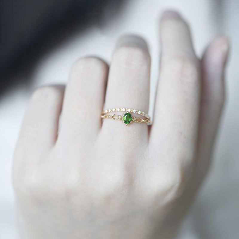 Olivenorma "Diosa de la Radiancia": elegante anillo apilable con incrustaciones de peridoto