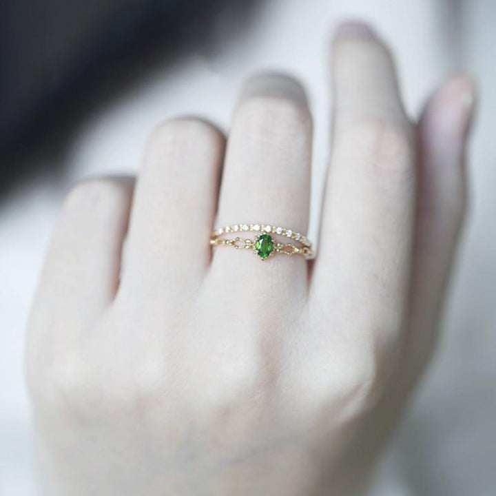 Olivenorma "Diosa de la Radiancia": elegante anillo apilable con incrustaciones de peridoto