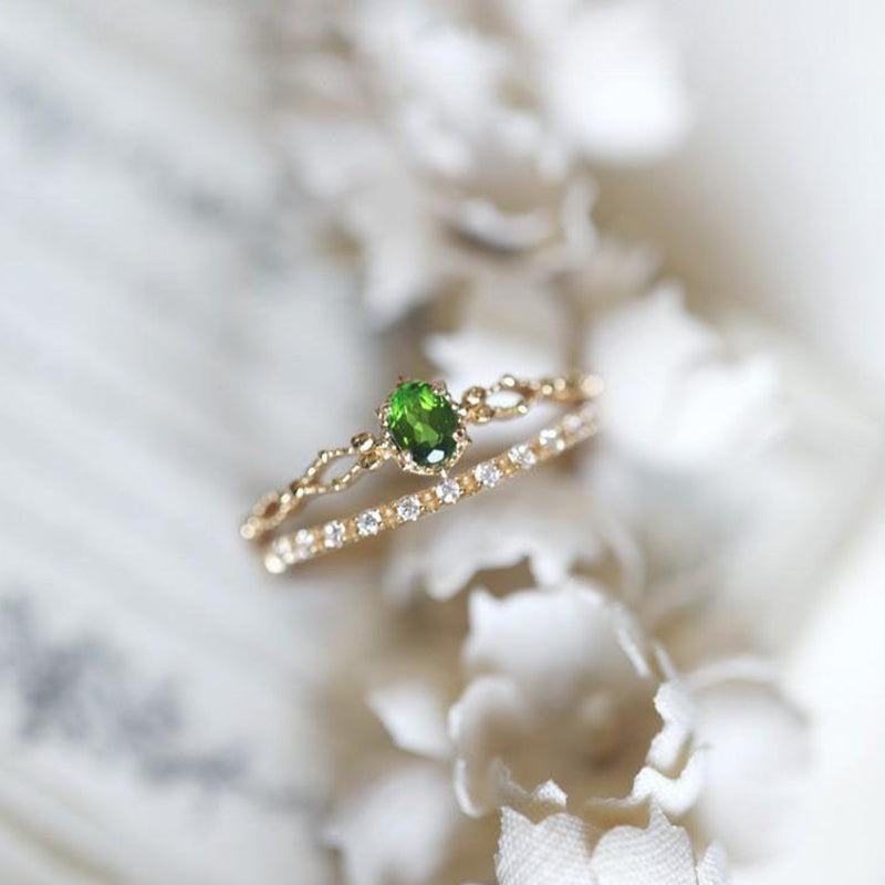 Olivenorma "Diosa de la Radiancia": elegante anillo apilable con incrustaciones de peridoto