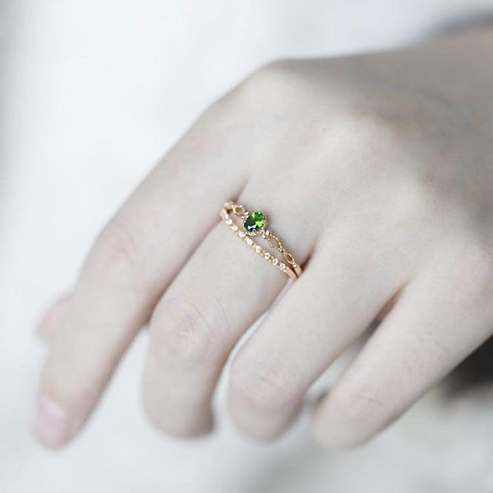 Olivenorma "Diosa de la Radiancia": elegante anillo apilable con incrustaciones de peridoto