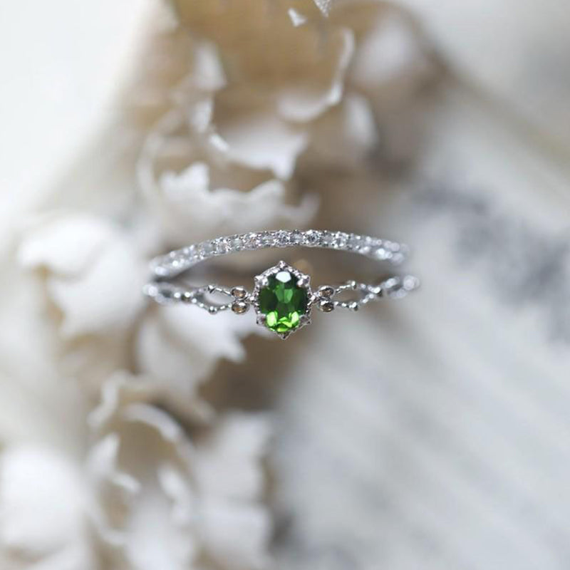 Olivenorma "Diosa de la Radiancia": elegante anillo apilable con incrustaciones de peridoto