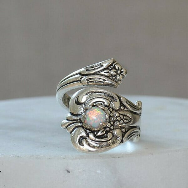 Anillo ajustable de ópalo blanco de Olivenorma