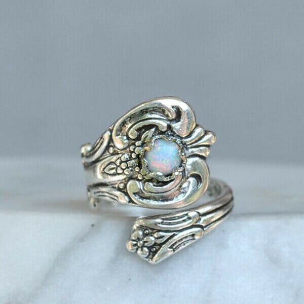 Anillo ajustable de ópalo blanco de Olivenorma
