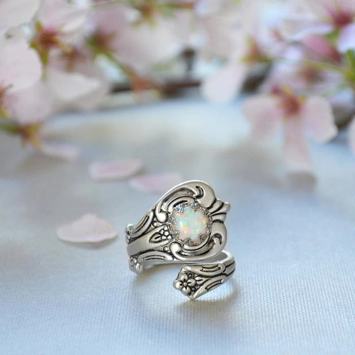 Anillo ajustable de ópalo blanco de Olivenorma