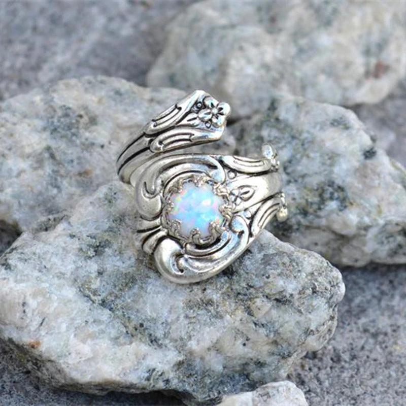 Anillo ajustable de ópalo blanco de Olivenorma