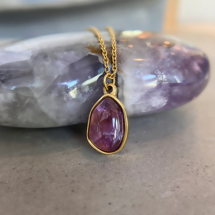 Collar de acero y titanio con colgante de piedra irregular Olivenorma en oro de 18 quilates