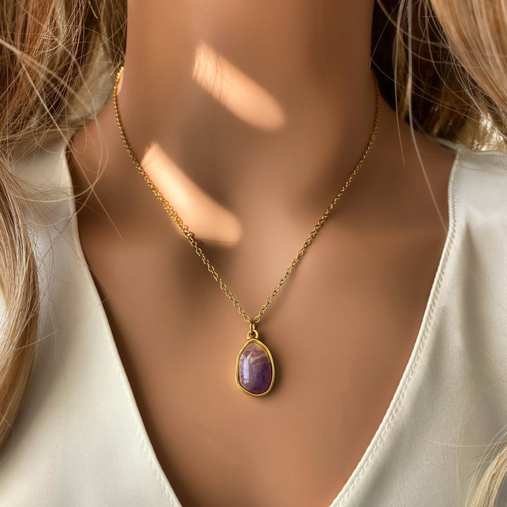 Collar de acero y titanio con colgante de piedra irregular Olivenorma en oro de 18 quilates