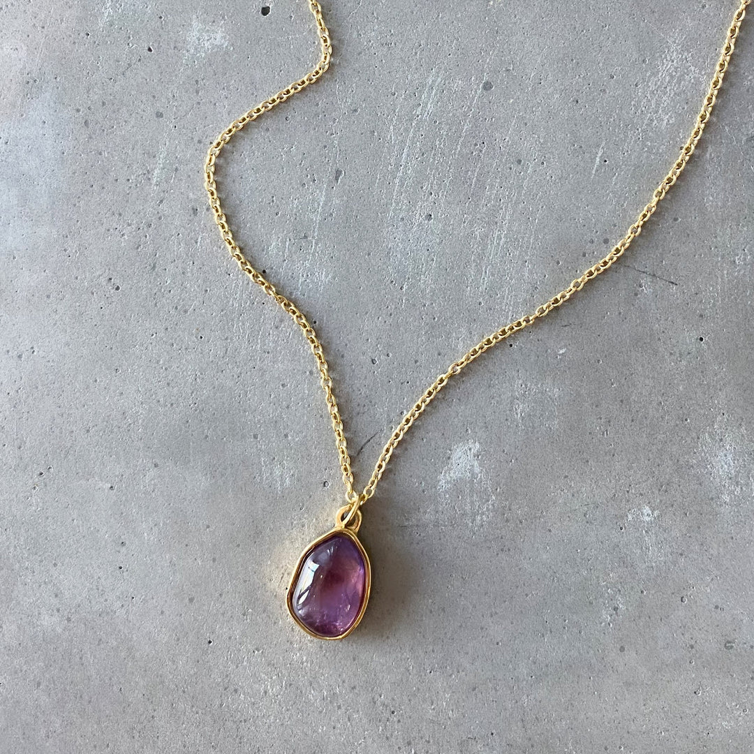 Collar de acero y titanio con colgante de piedra irregular Olivenorma en oro de 18 quilates