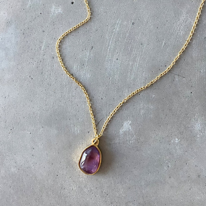 Collar de acero y titanio con colgante de piedra irregular Olivenorma en oro de 18 quilates
