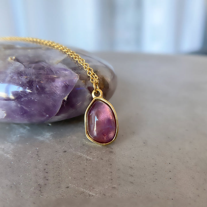 Collar de acero y titanio con colgante de piedra irregular Olivenorma en oro de 18 quilates