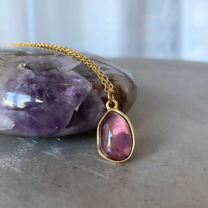 Collar de acero y titanio con colgante de piedra irregular Olivenorma en oro de 18 quilates
