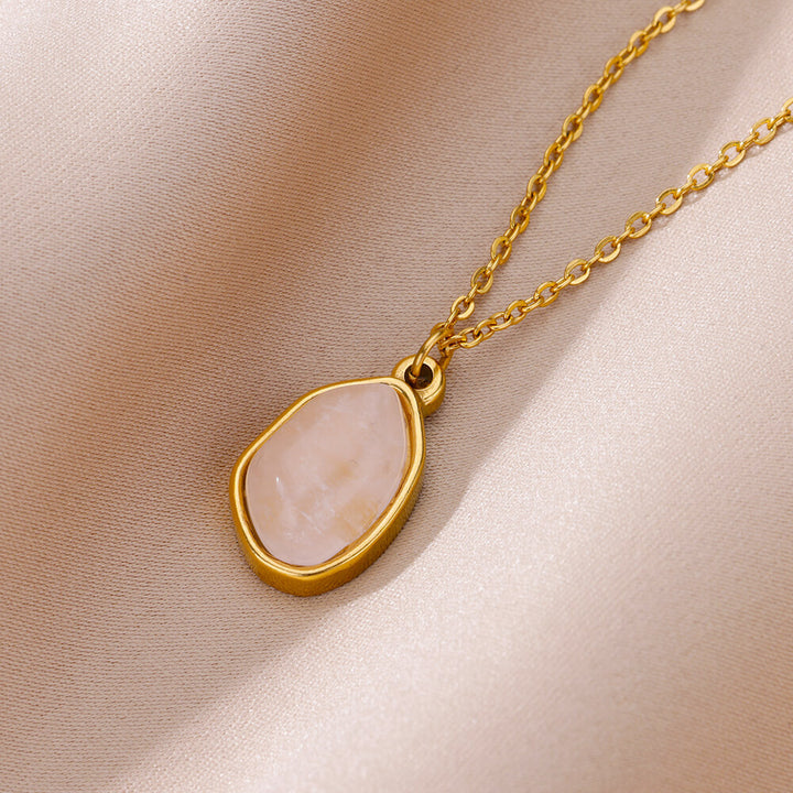 Collar de acero y titanio con colgante de piedra irregular Olivenorma en oro de 18 quilates