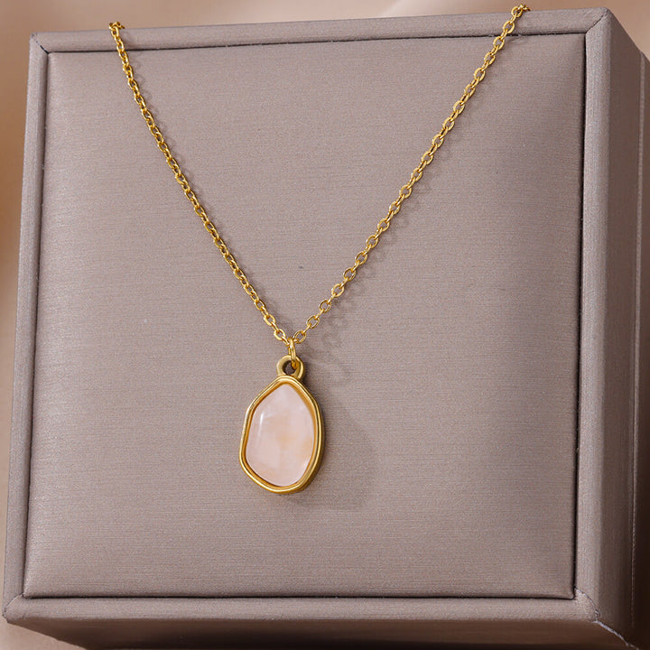 Collar de acero y titanio con colgante de piedra irregular Olivenorma en oro de 18 quilates