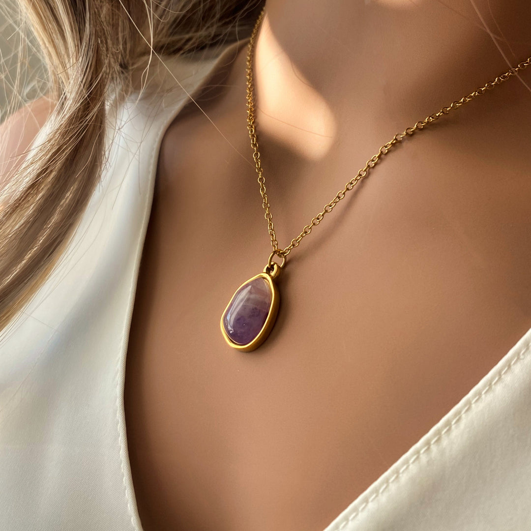 Collar de acero y titanio con colgante de piedra irregular Olivenorma en oro de 18 quilates