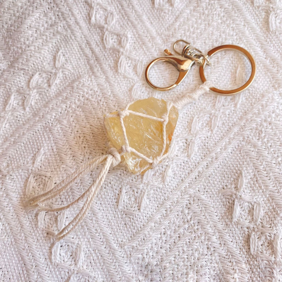 Llavero tejido a mano con piedra áspera de cristal natural de Olivenorma