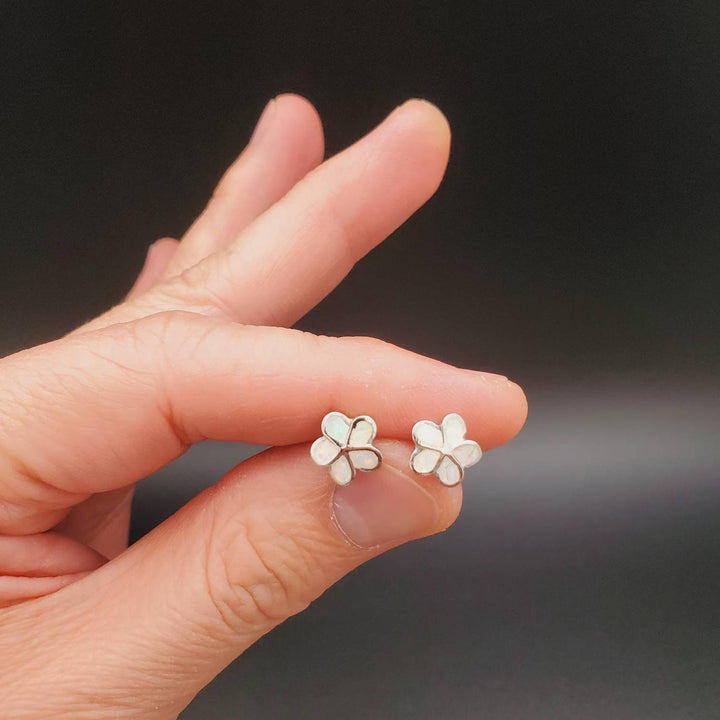 Pendientes de plumeria y ópalo de Olivenorma