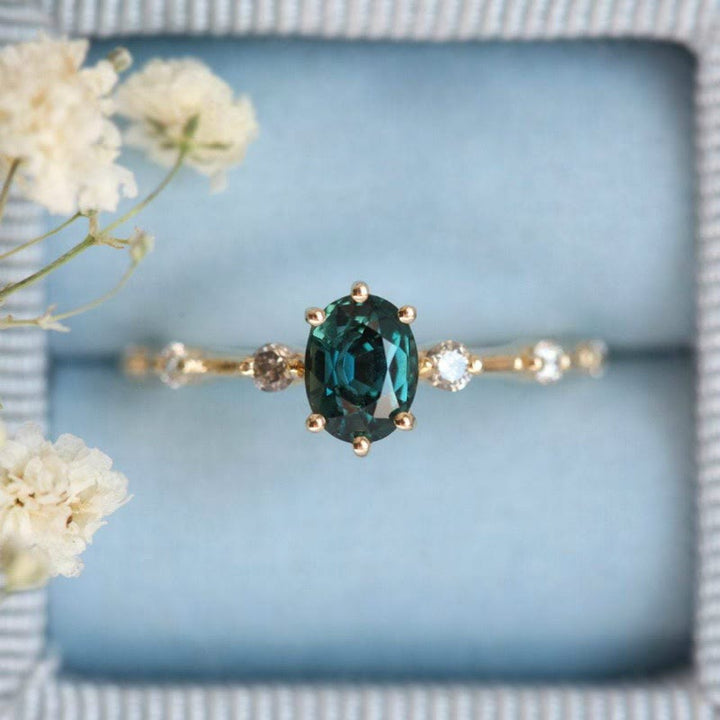 Anillo de aleación bañado en circonita verde esmeralda de Olivenorma 