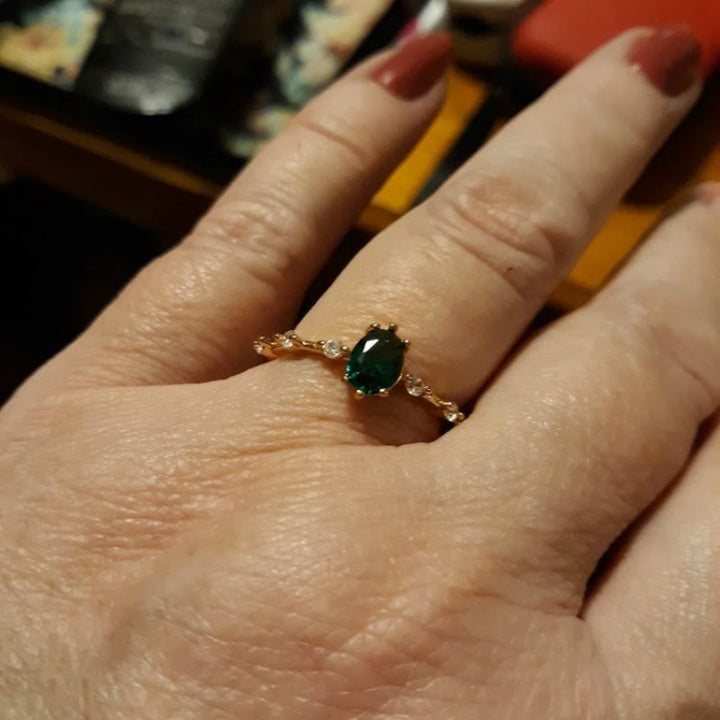 Anillo de aleación bañado en circonita verde esmeralda de Olivenorma 