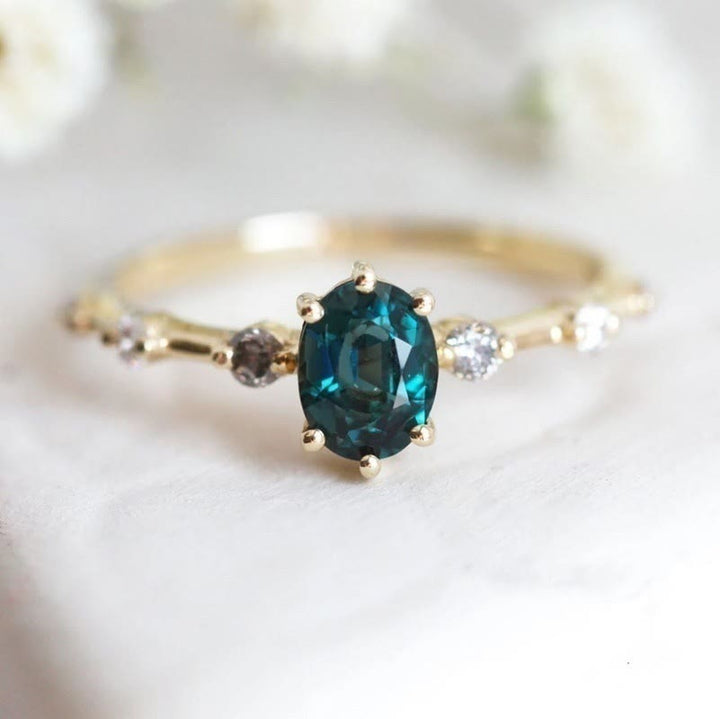 Anillo de aleación bañado en circonita verde esmeralda de Olivenorma 
