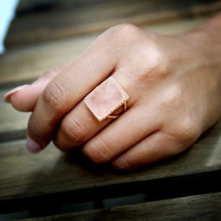 Anillo de cóctel rectangular grande de cuarzo rosa de Olivenorma