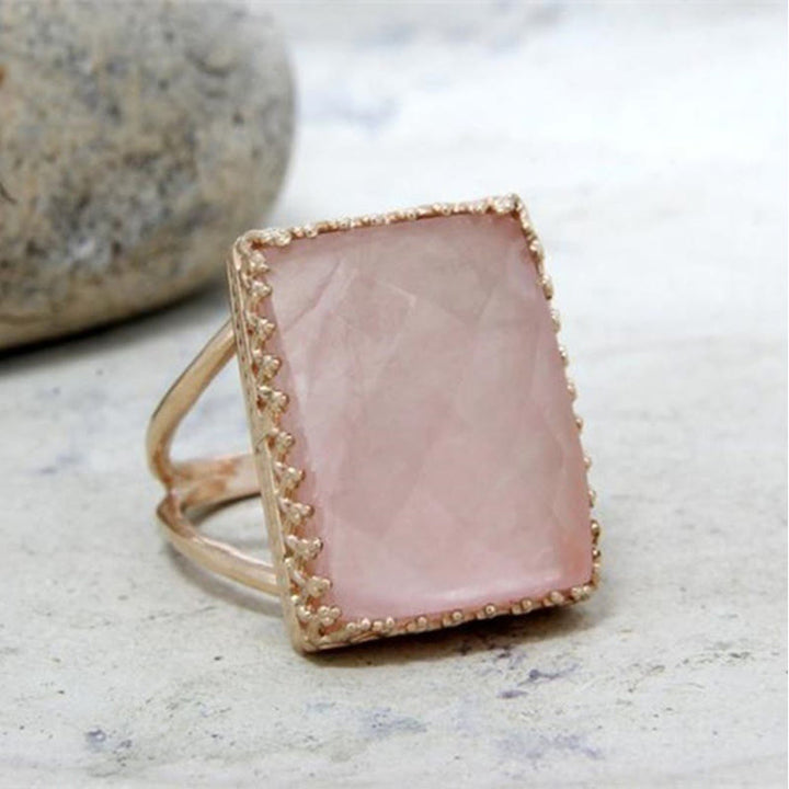 Anillo de cóctel rectangular grande de cuarzo rosa de Olivenorma